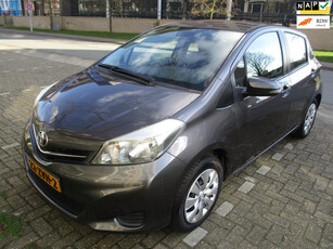 Toyota Yaris 1.0 VVT-i Aspiration//BOEKJES ERBIJ//NAVIGATIE//DEALER ONDERHOUDEN