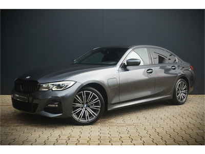 BMW 3-serie 330e High Executive M-Sport | Laser Lights | Head-Up Display | BTW | Camera | Keyless | Digital Cockpit | Hifi Sound | Shadow Line | Leer | Automaat | Apple Carplay | Stoelverwarming | Dealer Auto |