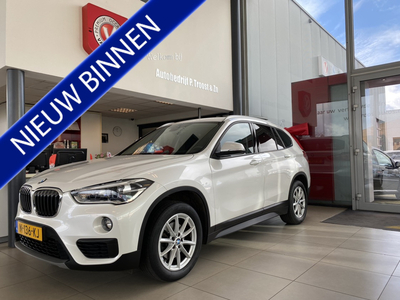 BMW X1 sDrive18i Centennial High Executive,Navigatie,Automaat,Achteruitrijsensoren,Head-up Display,Stoelverwarming,Climate&Cruisecontrol,Bluetooth met Spraakbediening,17 Inch Lmv