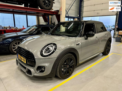 Mini Cooper 1.5 John Cooper Works uitvoering met Sportstoelen, Navi, Pano,