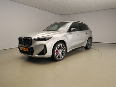 BMW IX1 xDrive30 M-Sportpakket LED / Leder / HUD / Schuifdak / Trekhaak / Elektr. zetels / Keyles go / DAB / Harman-kardon sound / Alu 20 inch