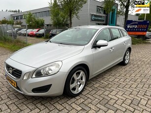 Volvo V60 2.0 D3 Momentum - NAVIGATIE