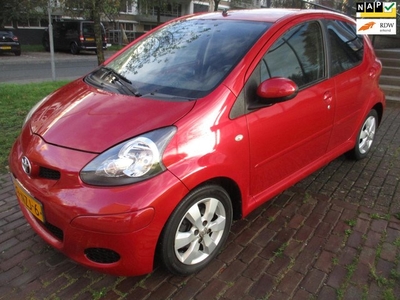 Toyota Aygo 1.0-12V Aspiration Red Navigator//LEER