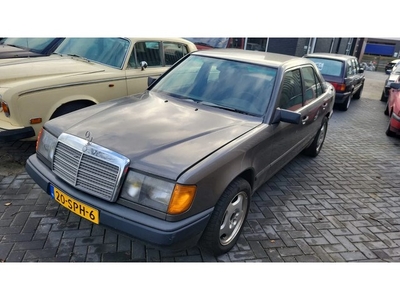 Mercedes-Benz E 230 4drs 4-bak bj1986 goede bassis met werk