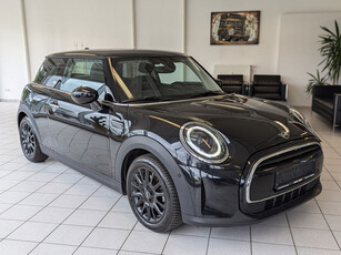 MINI 1.5 Cooper Classic AUT. ** LED, DIGI DASH, PANORAMA, NAVI, ACC, CAMERA, VERW. STUUR & STOEL ** UNFALLFREI - MINI GAR ** * INFORMEER OOK NAAR ONZE AANTREKKELIJKE FINANCIAL-LEASE TARIEVEN **