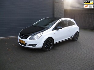 Opel CORSA 1.4-16V White Edition