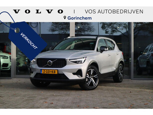 Volvo XC40 2.0 B4 Plus Dark | Verwarmbare voorstoelen| Verwarmbare voorruit| Stuurwielverwarming| Harman Kardon audiosysteem| Semi-elektrisch inklapbare trekhaak|