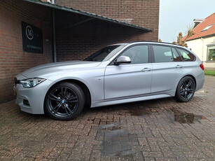 BMW 3-serie Touring 318i M Sport Edition Panoramadak / Apple Carplay / Led Verlichting / Lederen Bekleding / Parkeer Sensoren