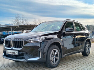 BMW X1 sDrive18i ** ADAPT. LED, NAVI+, TREKH, KEYLESS, M-STUUR, VERW. VOORST ** 1e EIG - UNFALLFREI - BMW GAR ** ** INFORMEER OOK NAAR ONZE AANTREKKELIJKE FINANCIAL-LEASE TARIEVEN **