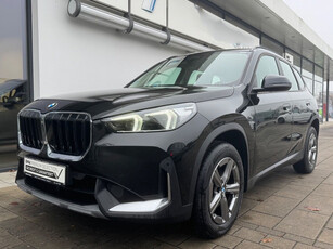 BMW X1 sDrive18i ** ADAPT. LED, NAVI+, TREKH, KEYLESS, M-STUUR, VERW. VOORST ** 1e EIG - UNFALLFREI - BMW GAR ** ** INFORMEER OOK NAAR ONZE AANTREKKELIJKE FINANCIAL-LEASE TARIEVEN **