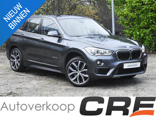 BMW X1 sDrive20i / automaat / 2e eig. / HUD / pano-dak / zwart leer / trekhaak / 19