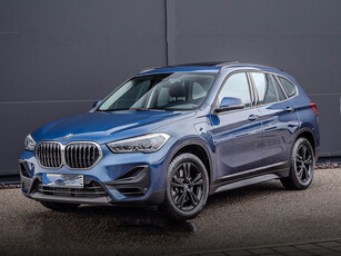 BMW X1 xDrive25e ** LED, HALF-LEDER, NAVI+, PANORAMA, TREKH, VERW. SPORTST. ** 1e EIG - 24 mnd BMW GARANTIE ** ** INFORMEER OOK NAAR ONZE AANTREKKELIJKE FINANCIAL-LEASE TARIEVEN **