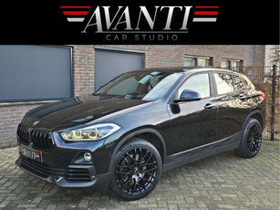 BMW X2 sDrive20i High Executive HUD NAVI LEDER STOELVERWARMING AUTOMAAT SLECHTS 53.250 KILOMETER 19 INCH NIEUW MET ALL SEASON