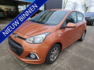 Hyundai i10 1.0i ** 5 drs ** 86.598 km ** Airco ** Bluetooth ** cruise ** LM velgen ** Winterpakket