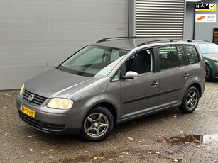 Volkswagen Touran 1.6-16V FSI / NETTE AUTO / NAP / RIJDT SCHAKELT GOED