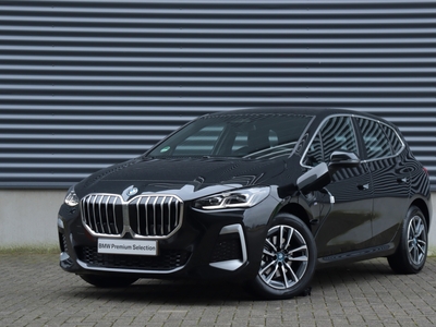 BMW 2-SERIE Active Tourer 225e xDrive | M Sportpakket / Premium Pack / Camera / Comfort Acces / Adaptieve LED Koplampen / Sportstoelen - Spring Sale