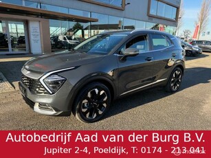 Kia Sportage 1.6 T PHEV 265pk 65 km Volledig elektr. rijden hierna Hybride aandrijving , 19 inch Velgen , Trekhaak , Priveglas, Stoel elektr. verstelbaar , Stoel & Stuur verwarming , Led koplampen , Auto komt in Nov 2023