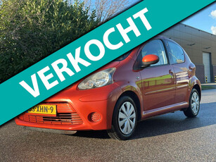 Toyota Aygo 1.0 VVT-i Comfort Orange 5DR*Airco*Dealer onderhouden*NAP*AUX*2e eigenaar*