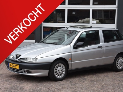 Alfa Romeo 145 1.6-16V T.Spark L 50000 km echt nieuw met leer abs schuifdak en natuurlijk nieuwe distributie.