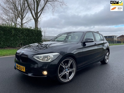 BMW 1-serie 116i Upgrade Edition LEER/NAVI/NAP/APK 2025