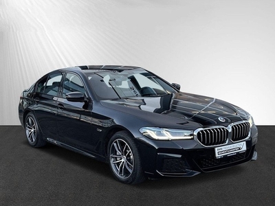 BMW 5 Serie 530e M-SPORT ** LASER, HuD, LEDER, HiFi, ACC, DR. ASS+, 18-inch LMV ** 1e EIG - slechts 8.439 Km. ** INFORMEER OOK NAAR ONZE AANTREKKELIJKE FINANCIAL-LEASE TARIEVEN **