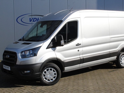 Ford Transit 350 2.0 TDCI L3H2 Trend 130pk Trend. Net ingereden, uit voorraad leverbaar ! Volautm. airco, metallic lak, lane- en side assist, adaptive cruise cntrl, navigatie by Apple carplay/Android auto cntrl, bijrijdersbank, USB aansluiting etc.