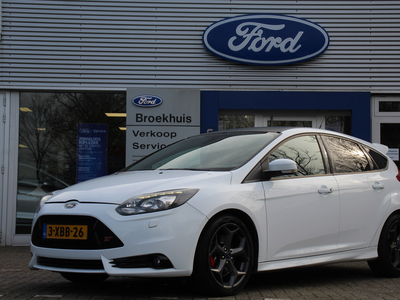 FORD FOCUS 2.0EB ST-3 250PK | NL-AUTO! | LEDER | ELEKT. STOELEN | NAVI | CAMERA | CLIMA | VOORRUITVERWARMING | STOELVERWARMING | CRUISE | XENON | PARK SENS | 18' LM. VELGEN | PERFECT ONDERHOUDEN!