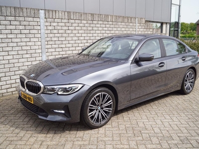 BMW 3-serie 320i Business Edition Plus Sport Autom Leder Stoelverw Navi Apple Carplay Clima LED Kopl Cruise 2x PDC LMV 19 Trekh .