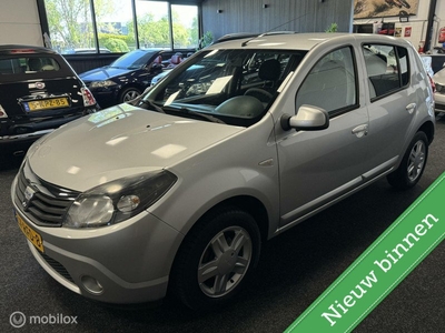 Dacia Sandero 1.2 Blackline 5 DEURS / AIRCO / LMV / NIEUW APK