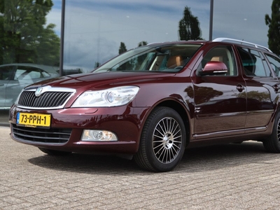 Škoda Octavia COMBI 1.2 TSI AUT. ELEGANCE BUSINESS LINE | XENON | SCHUIFDAK | LEDER | NAVI | TREKHAAK | CLIMATE