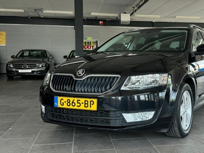 Skoda Octavia Combi 1.2 TSI Greentech Elegance Businessline Dsg automaat leer navigatie clima cruise lm-velgen trekhaak