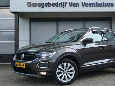 Volkswagen T-Roc 1.5 TSI 150pk DSG Sport Pano.Dak LED Keyless Virtual Cockpit 17inch LM A-Camera DAB 1e Eigenaar *Black Oak Brown metallic* 75431km!