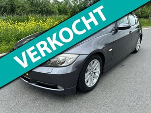 BMW 3-serie 325i Dynamic Executive YOUNGTIMER/ORIGINEEL NL/SPORTLEDER/BREEDBEELD NAVIGATIE/XENON/COMPLEET DEALER ONDERHOUDEN/UNIEK