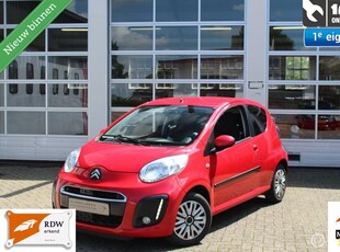 Citroen C1 1.0-12V 3-Deurs Facelift 2 Exclusive-Sport Ledverlichting Airconditioning Bluetooth Carkit Handsfree Tel.&Media Centr.Vergr. Elek.Ramen Stuurbekr. Radio/Cd/Mp3/Usb/Aux 12V.-Aansl. Lederstuur Zwart Interieur+ Witte Stiksels/Afwerking *Verkocht*