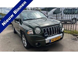 Jeep Compass 2.4 Limited Automaat Volledig goed onderhouden Jeep Compass met Automaat en Groot Multimediascherm NIEUWE APK Navi, achteruitrijcamera, Trekhaak, uitgebreid geluidsysteem ETC. INRUIL MOGELIJK!