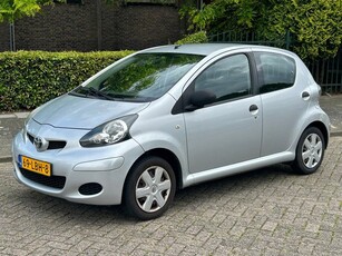 Toyota Aygo 1.0-12V Access 2010 5-deurs! Stuurbekrachtiging! Zuinig! Goed rijdend! NAP!