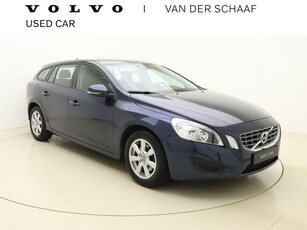 Volvo V60 T3 150pk Automaat Kinetic / Bluetooth / Navigatie / Airco / All Season Banden / PDC Achter / Trekhaak / Metallic Lak /