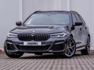 BMW 5 Serie Touring 530e M-SPORT ** LASER, LEDER, PANORAMA, TREKH, HuD, H&K Sound ** Ex BMW - € 36.000,= onder NP ** ** INFORMEER OOK NAAR ONZE AANTREKKELIJKE FINANCIAL-LEASE TARIEVEN **