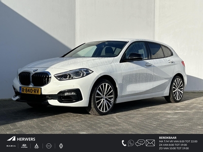 BMW 1-SERIE 118i High Executive / Apple Carplay/Android Auto / Navigatie / Cruise control / Parkeersensoren voor en achter