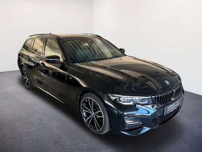 BMW 3 Serie Touring 318iA M-SPORT ** LED, LIFE COCKP. +, LEDER, PANORAMA, 19-inch LMV, VERW. STUUR ** 1e EIG - Slechts 26.801km. ** INFORMEER OOK NAAR ONZE AANTREKKELIJKE FINANCIAL-LEASE TARIEVEN **