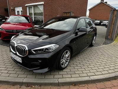 BMW 1-serie 120i M-SPORT VIRTUELE DISPLAY, PANO, ACHTERUITRIJCAMERA, NAVI