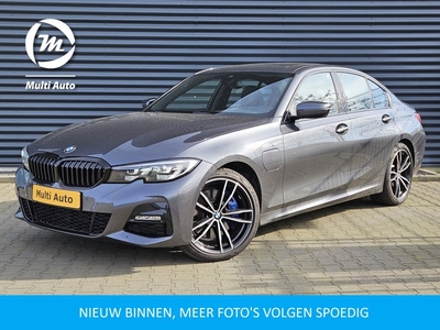 BMW 3-serie 330e M Sport Plug In Hybrid 293pk PHEV | Schuifdak | Harman Kardon | Keyless | 19