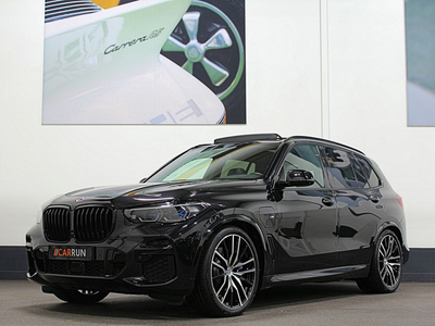 BMW X5 45e M-Sport M-Performance Seats | Carbon Pack | Ventilatie | 360 Cam View | ACC | 6x op voorraad | M50 Jahre | Panodak | Harman Kardon | Lane & Side Assist | Kristal Glaspook | Panodak | Head Up | Harman Kardon | E.TH 2700kg.