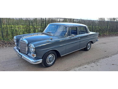 Mercedes-Benz 200-serie 200 heckflosse Benzine 2 eigenaren