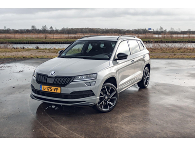 Skoda Karoq 1.5 TSI ACT Sportline | PANO | DIGI DASH | ADAPTIVE CRUISE | CAMERA | STOELVERWARMING | ALL SEASON | STEEL GREY