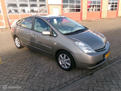 Toyota Prius 1.5 VVT-i Business Edition 153000km .