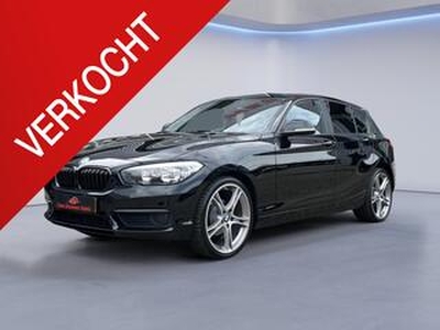 BMW 1-SERIE 118i Aircondtitioning, Stoelverwarming, AppleCarplay, USB/AUX, Elektrische ramen, Zwarte grill, 19'' Lichtmetalen velgen, Bluetooth, Isofix, Parkeersensoren achter(MET GARANTIE*)