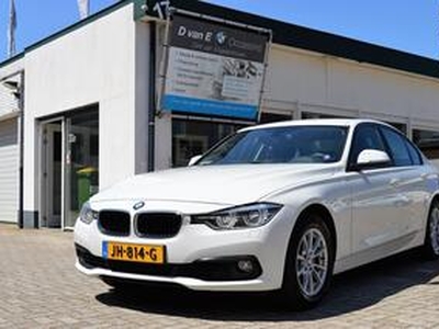 BMW 3-SERIE 318i Luxury FACE-LIFT LED, SPORTSTOELEN HALF LEDER, TREKHAAK, CRUISE