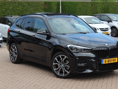 BMW X1 xDrive25e eDrive Ed. M Sport / Trekhaak / Panoramadak / Camera / Leder / Head-up / 19'' / Sportstoelen / Navigatie