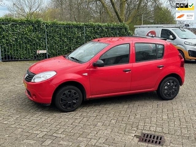 Dacia Sandero 1.4,bj.2009,kleur: rood, 5 deurs,korte APK tot 26-04-2024 met 176715 km.houdt wat in, exportauto ,zo ingeruild !!